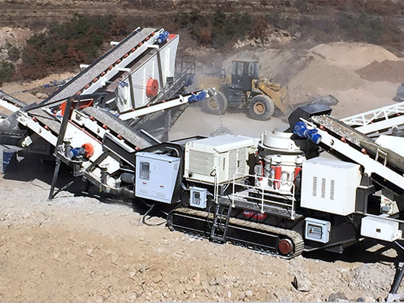 Crawler type mobile crushing station site