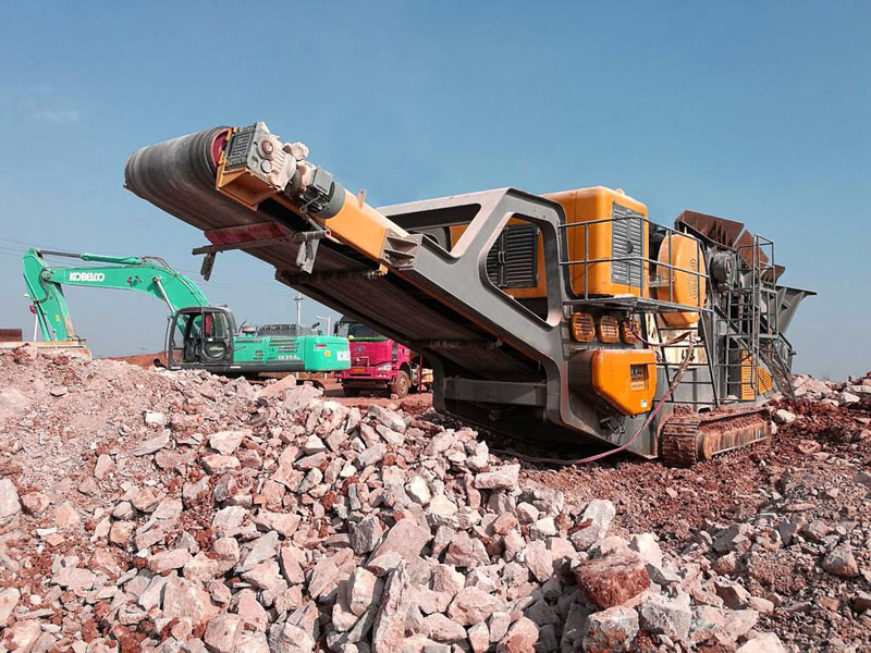 Crawler type mobile crusher on site in Guizhou
